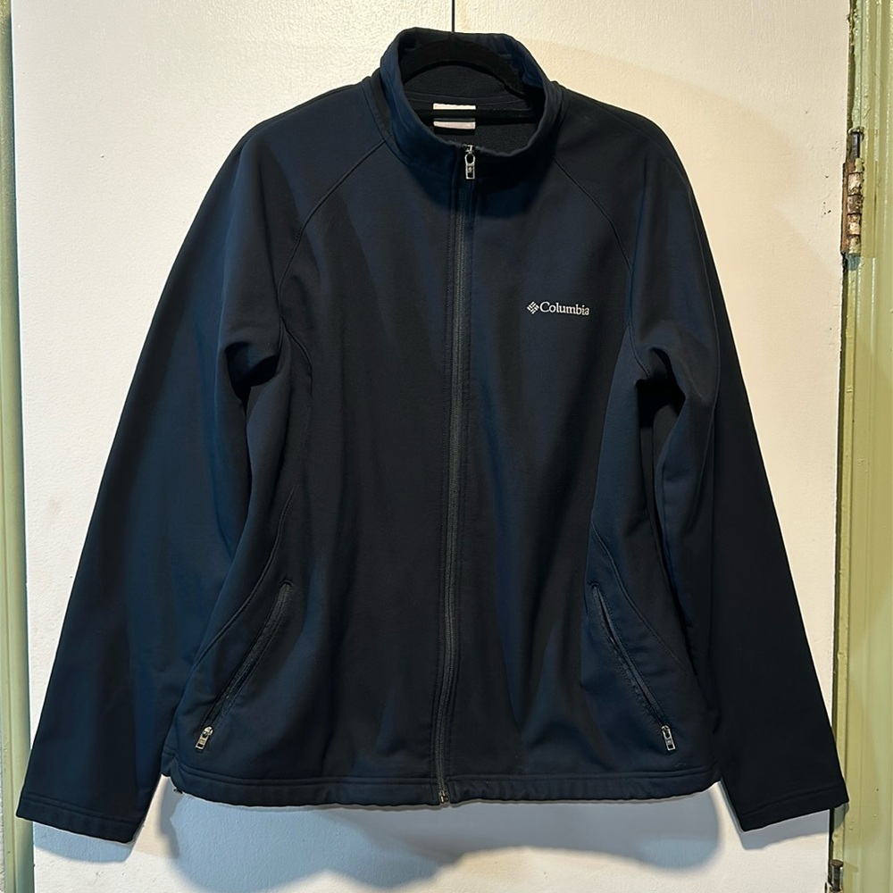 Columbia navy blue zip up softshell jacket with pockets